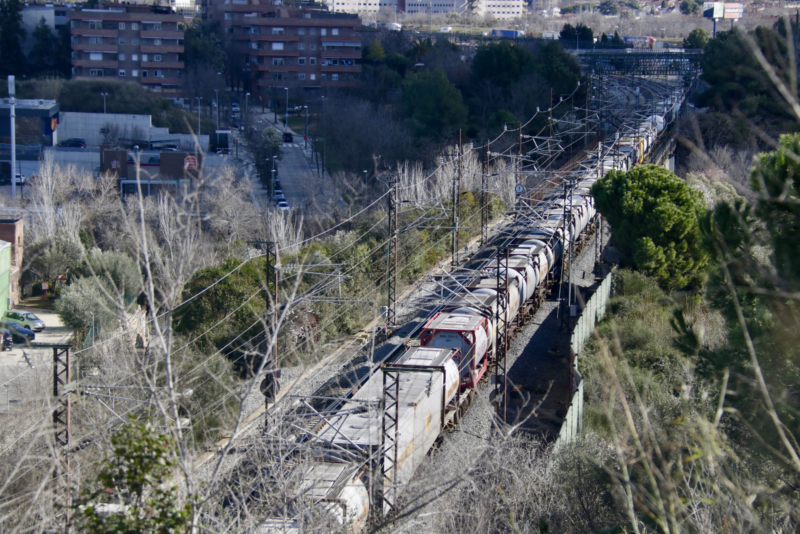 Un tren de mercaderies abans d'entrar al túnel de Rubí | Jordi Pujolar (ACN)