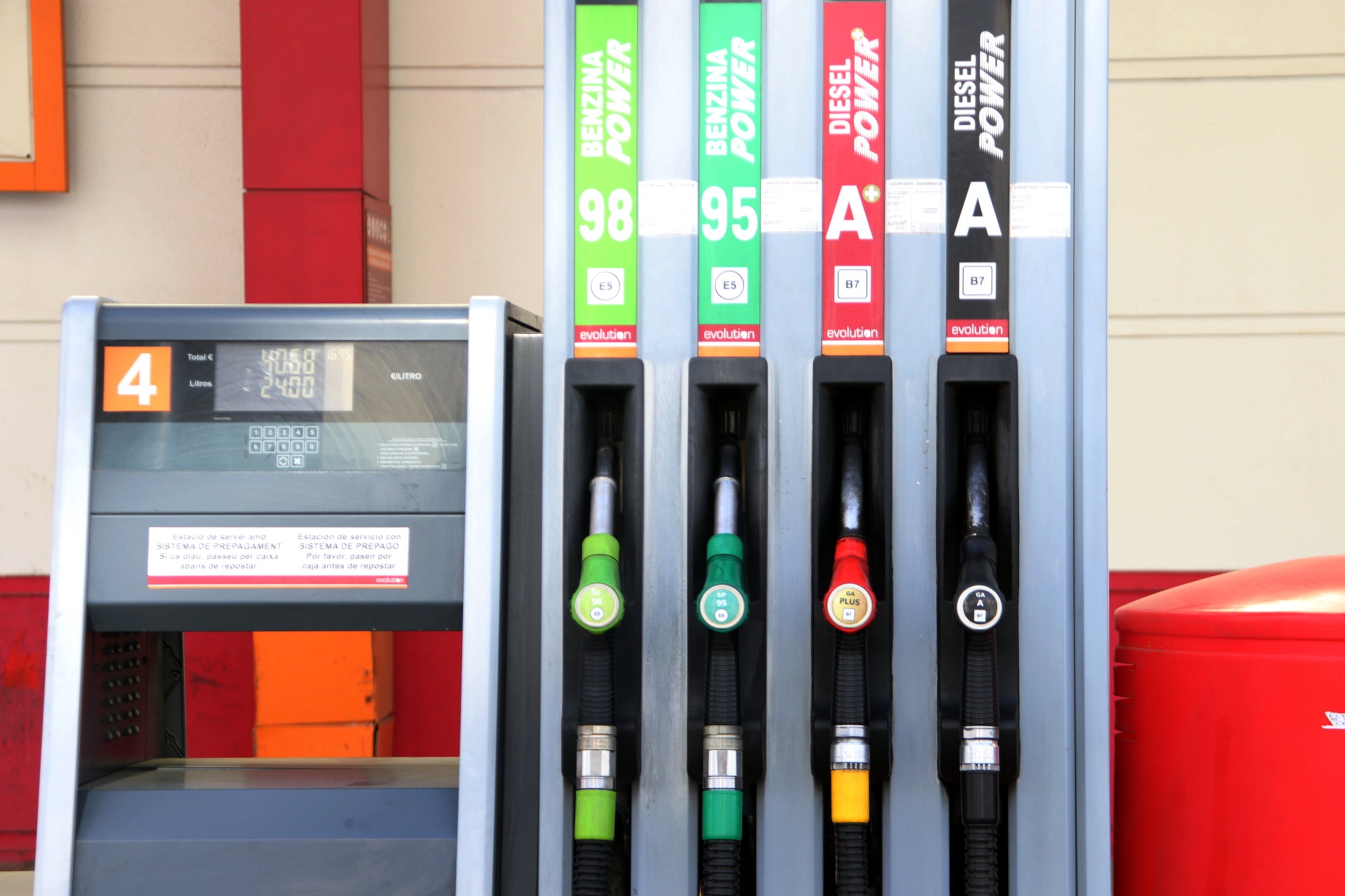 Sortidors en una gasolinera de Badalona el dia en què entra en vigor la rebaixa de l'IVA del 21 al 10% dels carburants com a mesura pel pal·liar els efectes econòmics de la guerra a l'Orient Mitjà. | Laura Fíguls (ACN)