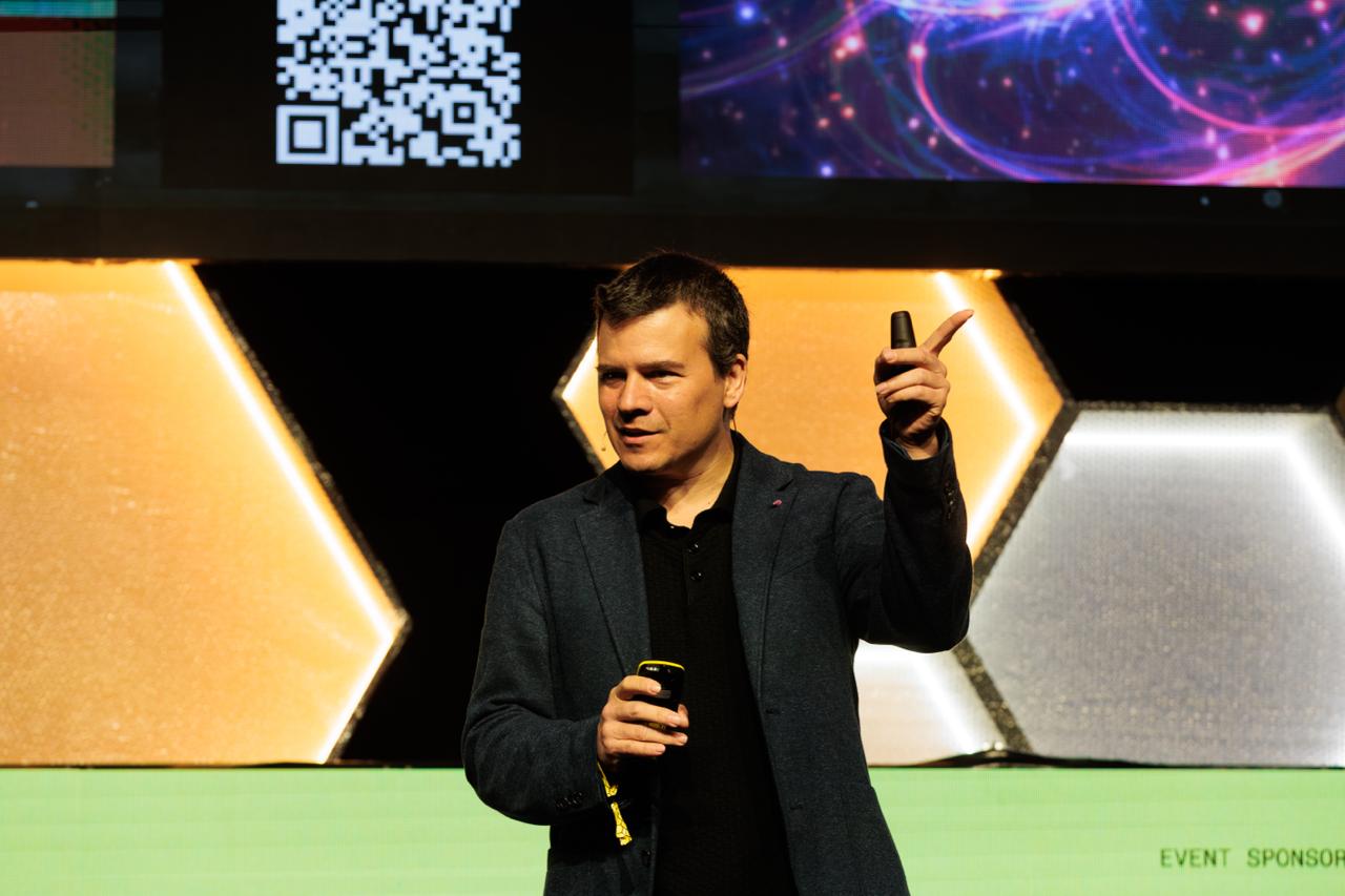 El físic valencià i catedràtic de l'MIT Pablo Jarillo-Herrero, durant la seva ponència al Talent Arena de l'MWC / MWCapital