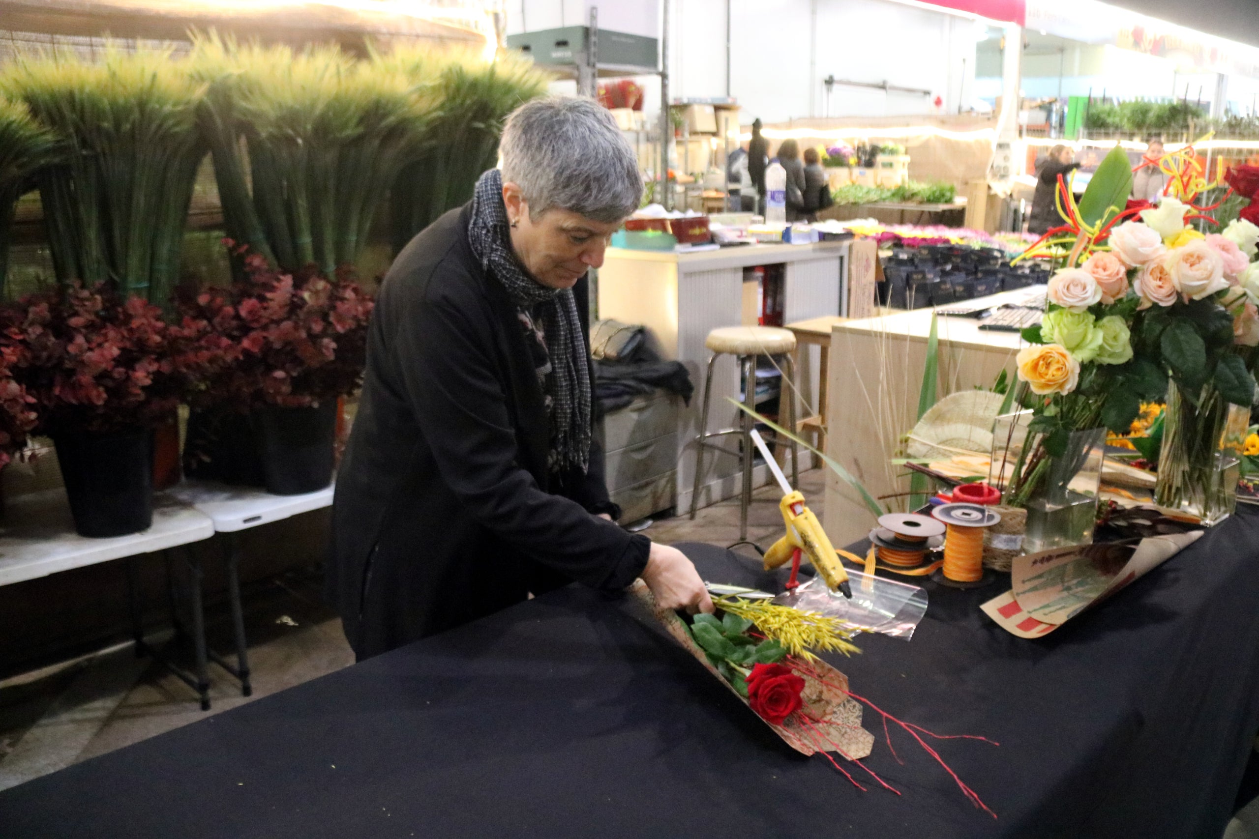 Una mayorista preparando una rosa | Àlex Recolons (ACN)