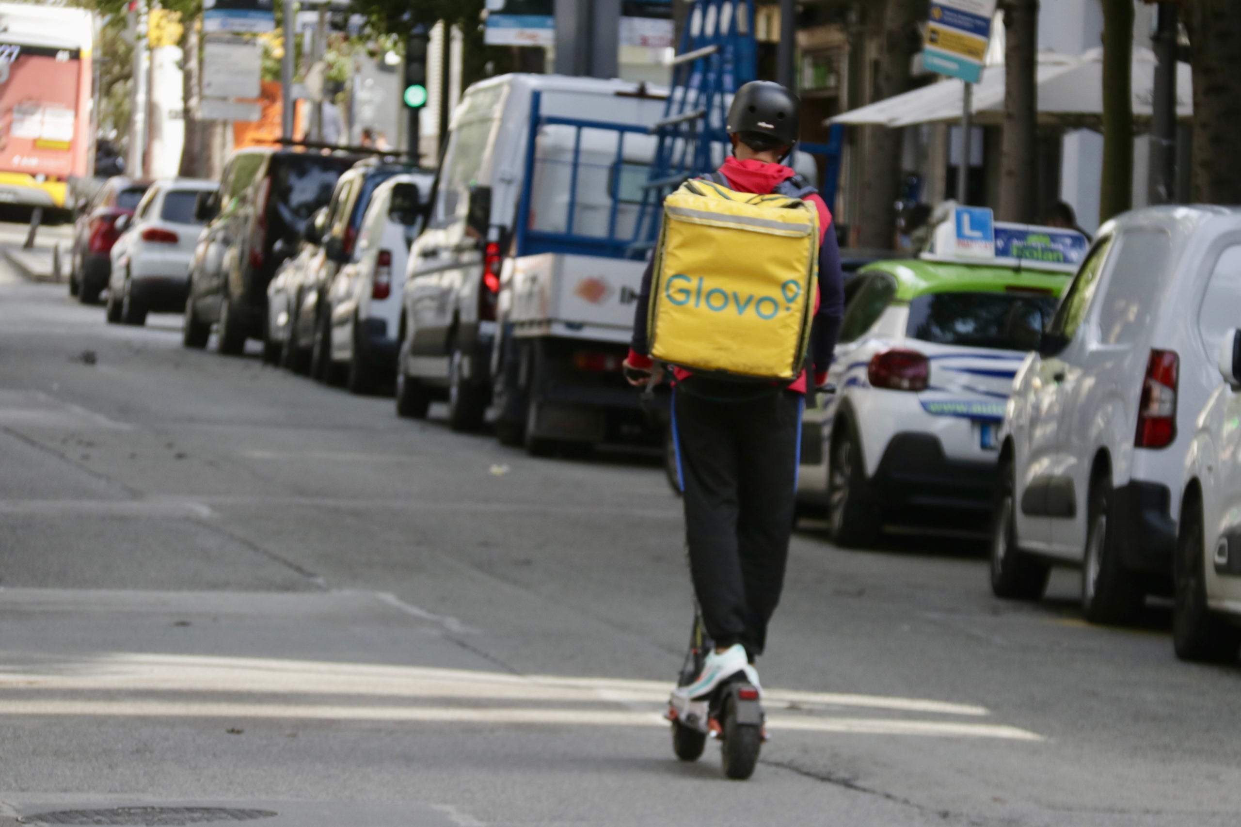 Un repartidor se desplaza en patinete eléctrico por el centro de Badalona | Jordi Pujolar (ACN)
