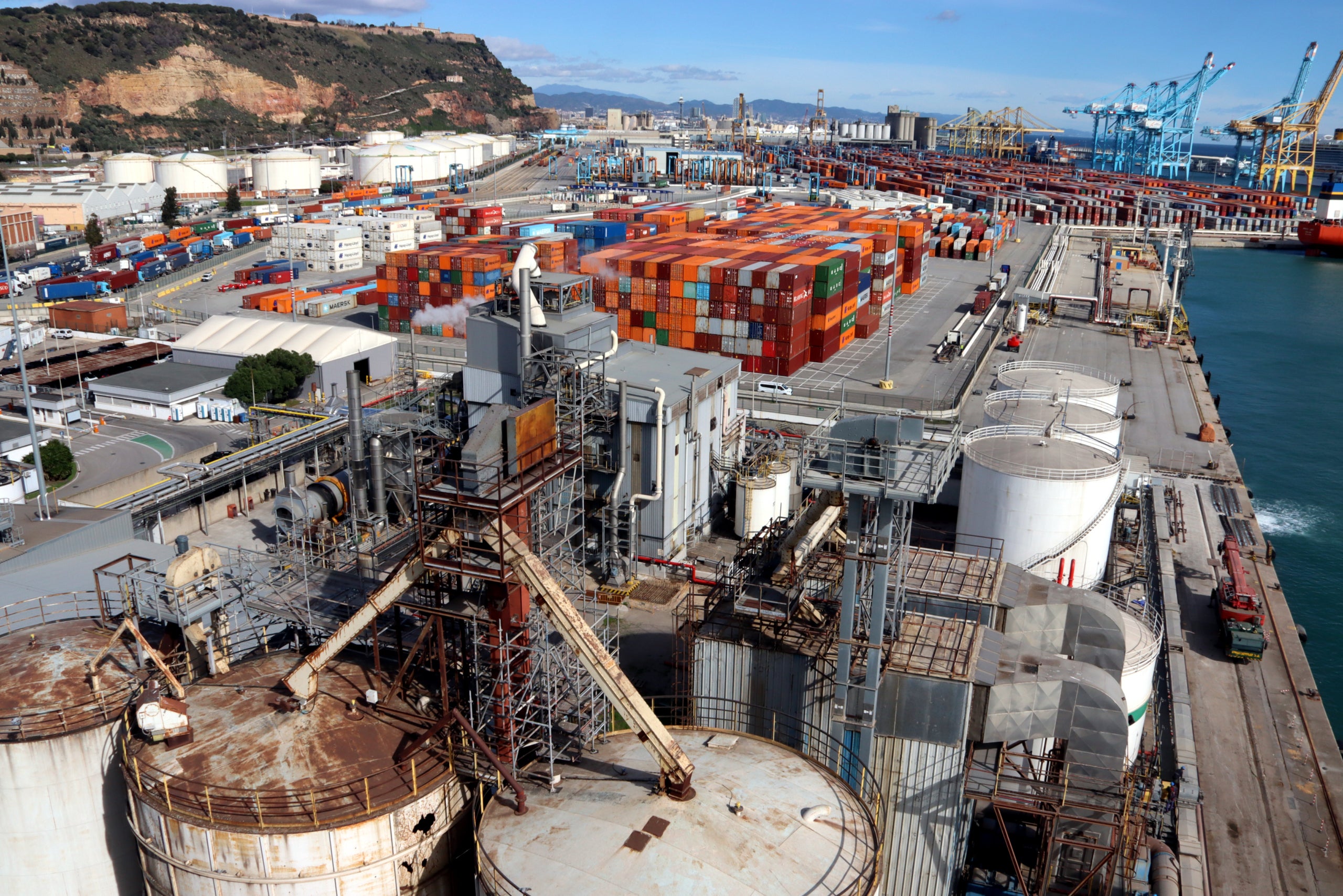 Contenidors de mercaderies preparats a la Zona Franca del Port de Barcelona vists des de la planta de producte vegetal Elian | Gerard Escaich Folch (ACN)