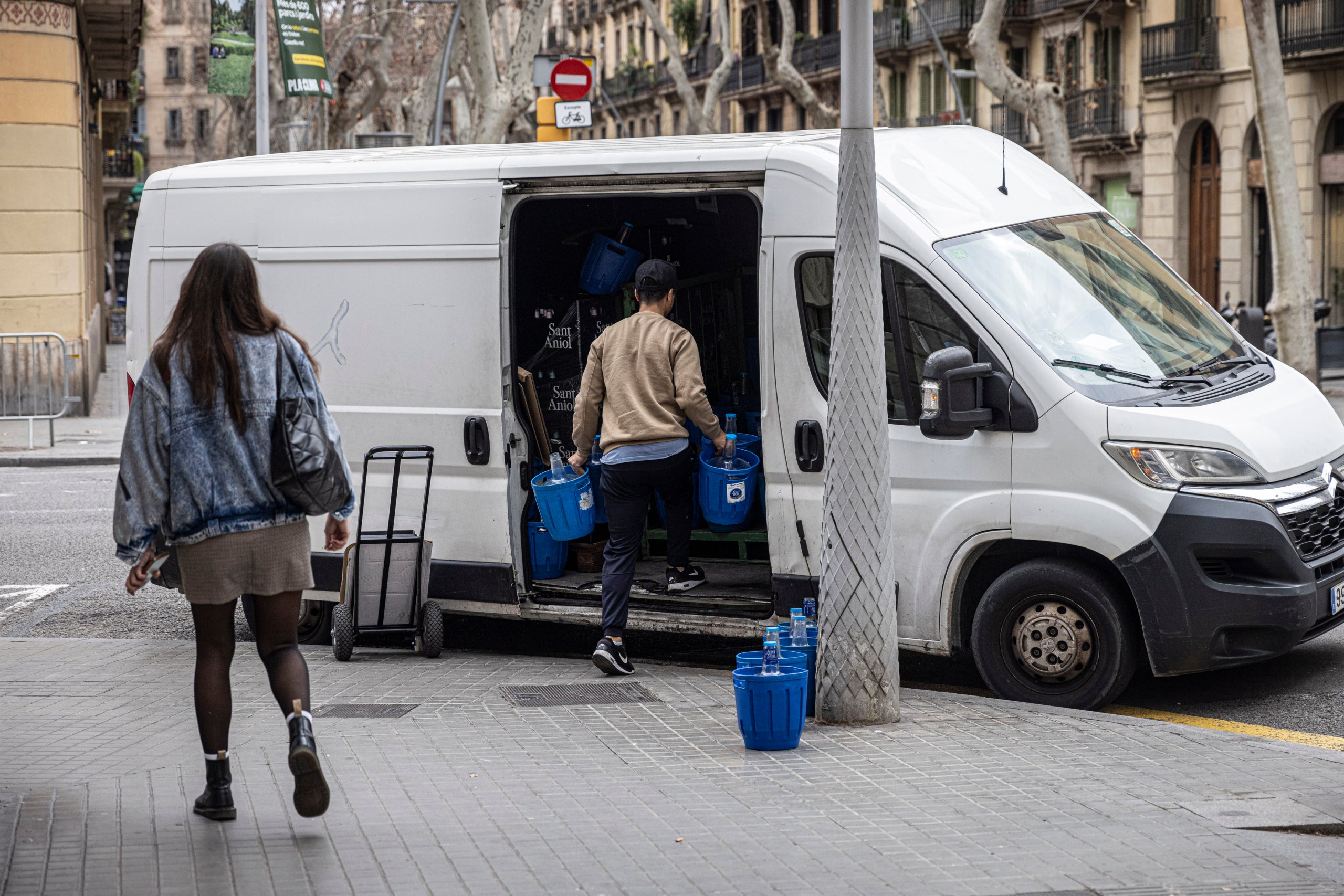 Un treballador carregant una furgoneta | Jordi Borràs (ACN)