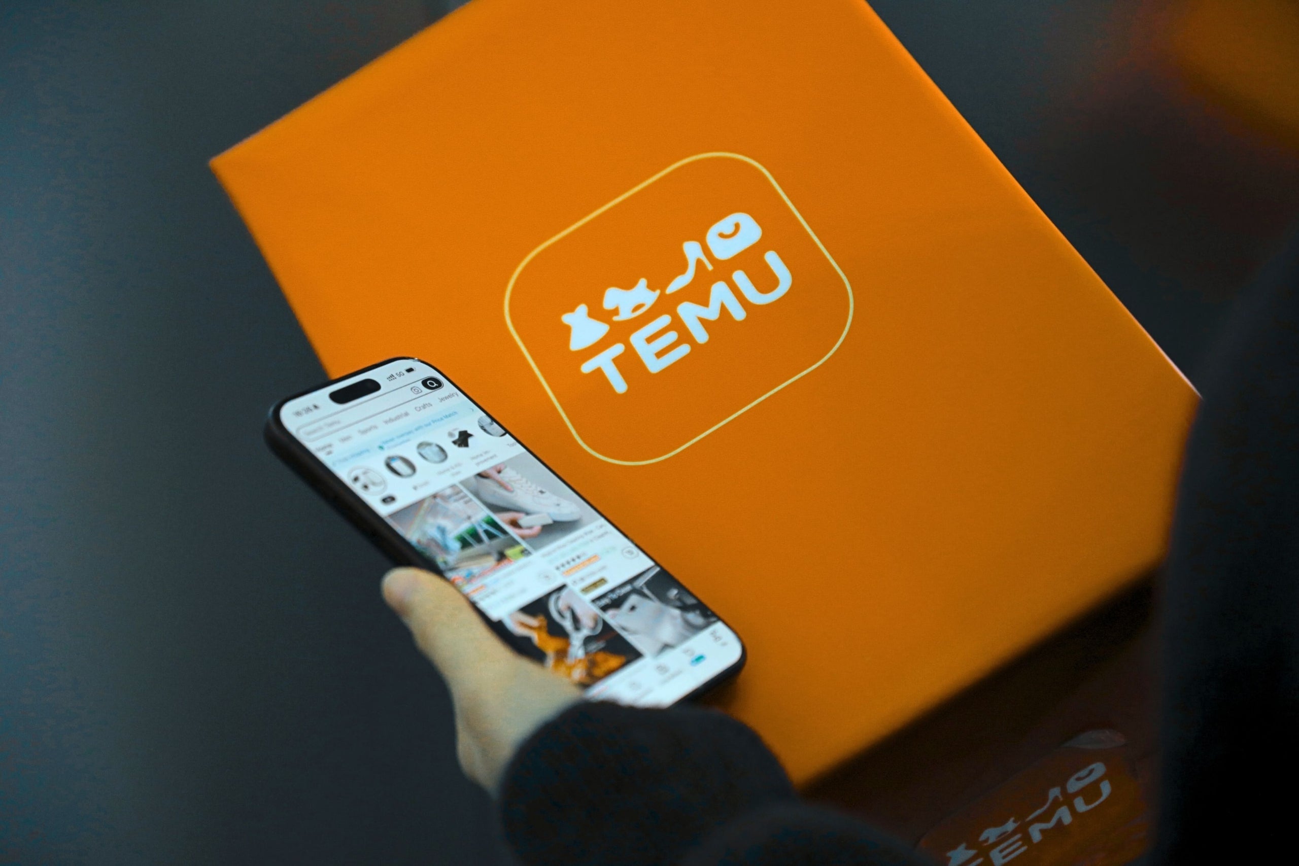 Un usuario utiliza un teléfono móvil con la aplicación china de comercio electrónico, Temu | Temu
