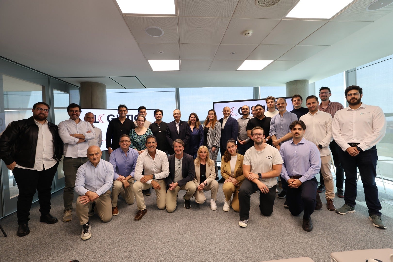 El president executiu del CZFB, Pere Navarro, i la directora general del CZFB, Blanca Sorigué amb els representants de les 19 startups instal·lades al Logistics 4.0 Incubator / CZFB