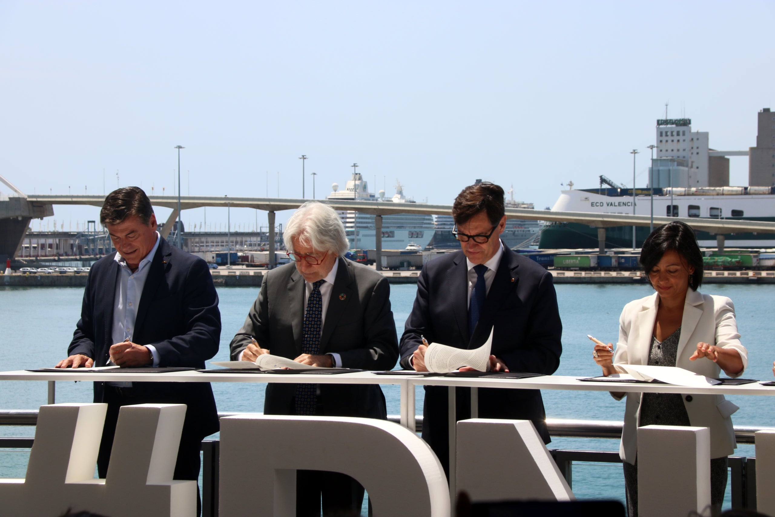 El presidente de la Generalitat, Salvador Illa, ha escenificado con sindicatos y patronales el acuerdo para el nuevo Pacto Nacional para la Industria / ACN