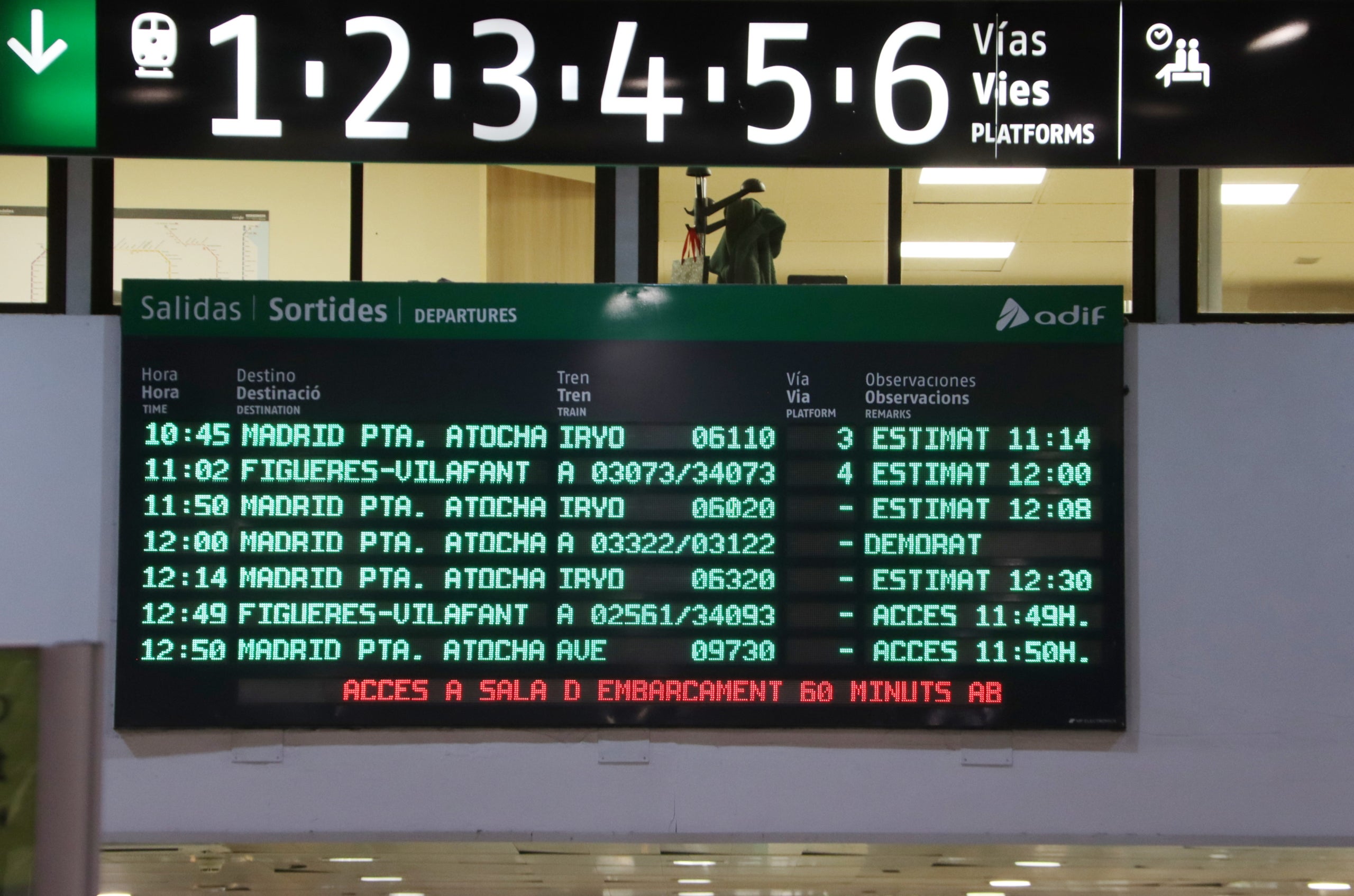 Pantalla informativa de los trenes de alta velocidad en la estación de Sants de Barcelona. ACN