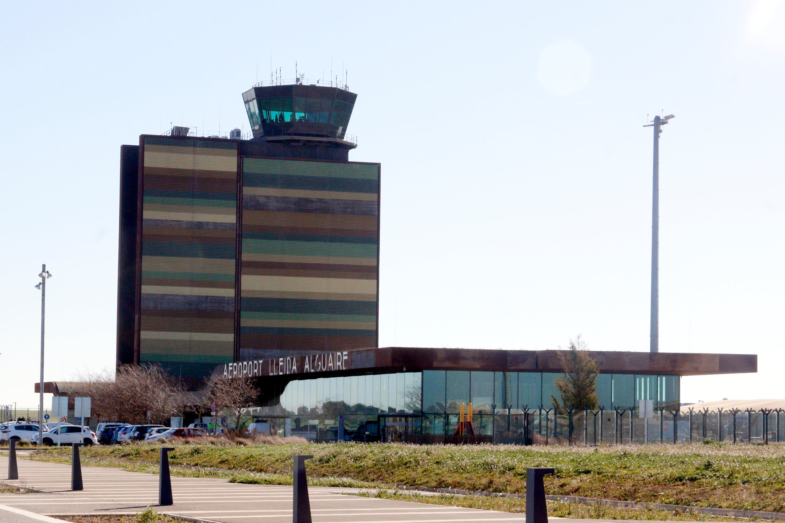 Exterior de l'aeroport d'Alguaire, amb la torre de control de fons ACN