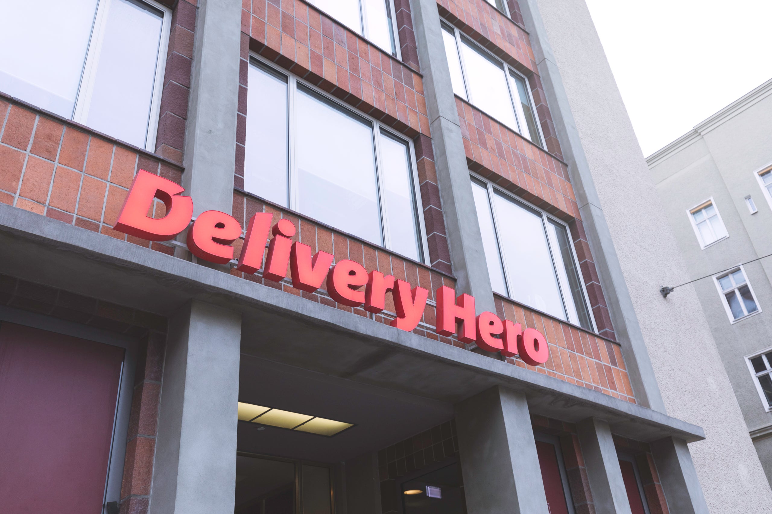 El logo de Delivery Hero presidint l'entrada de la seu de la multinacional del repartiment a Berlín Autor: Cedida per Delivery Hero