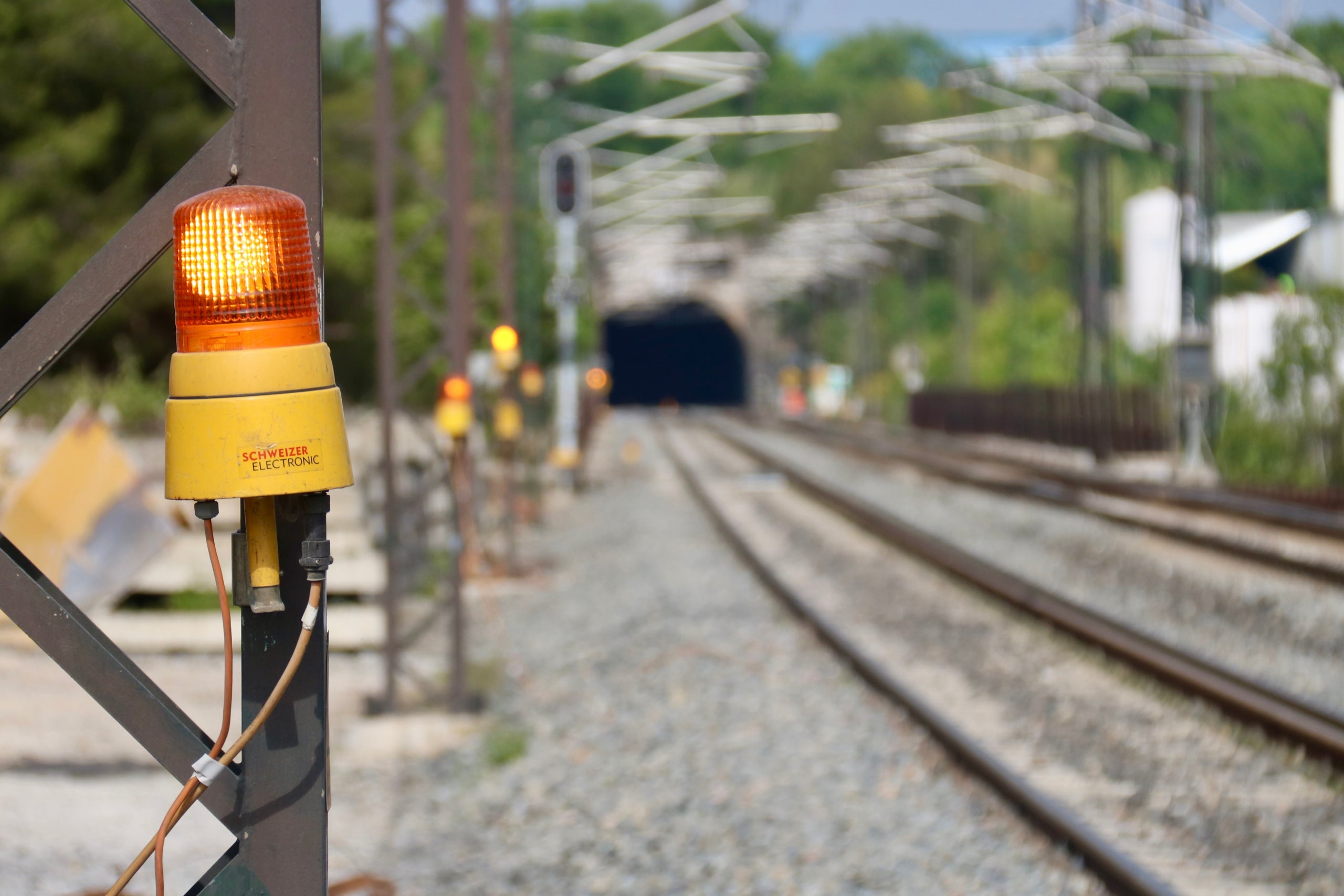 Señales luminosas de seguridad, con el túnel ferroviario de Rubí, al fondo.
Fecha de publicación: jueves 30 de abril de 2026, 13:08
Localización: Rubí
Autor: Albert Segura