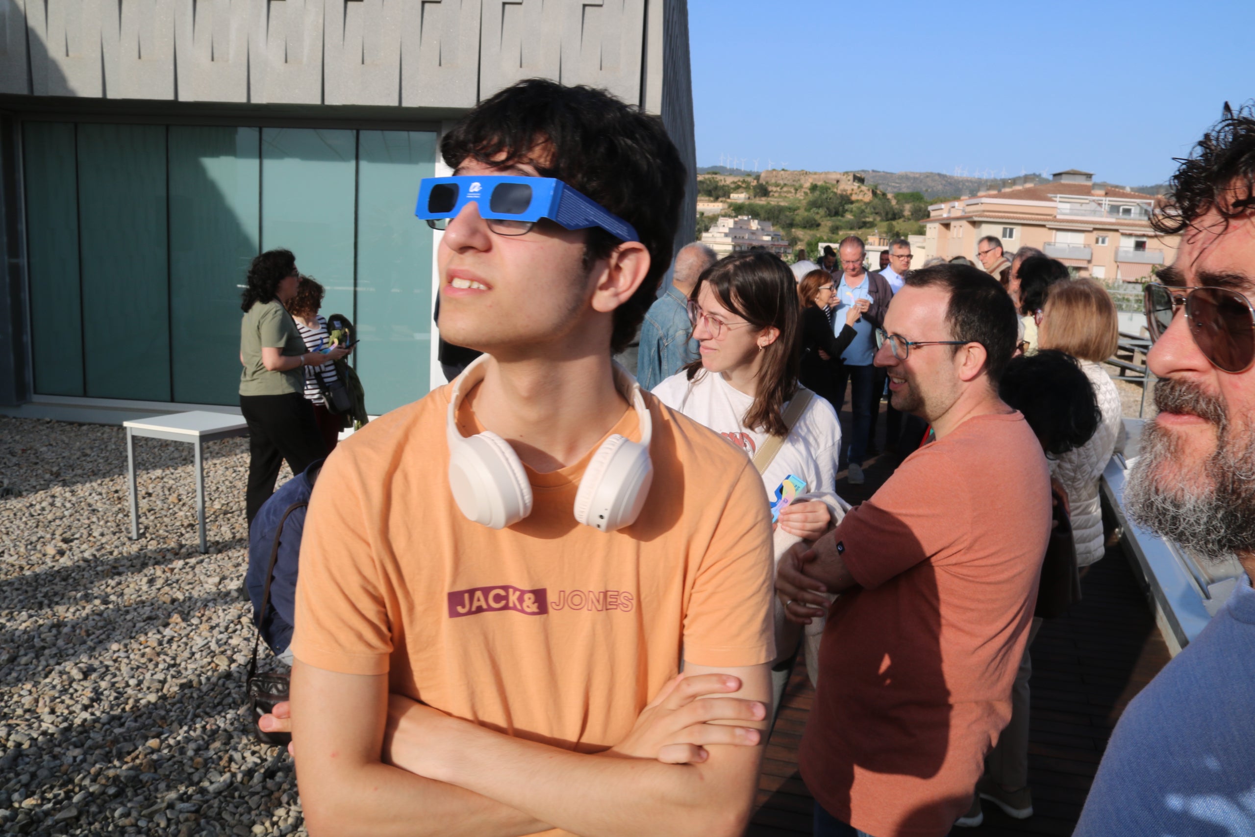 Un jove observa el Sol amb les ulleres homologades des de la terrassa del campus ebrenc de la URV

Data de publicació: dimecres 29 d’abril del 2026, 21:59

Localització: Tortosa

Autor: Anna Ferràs