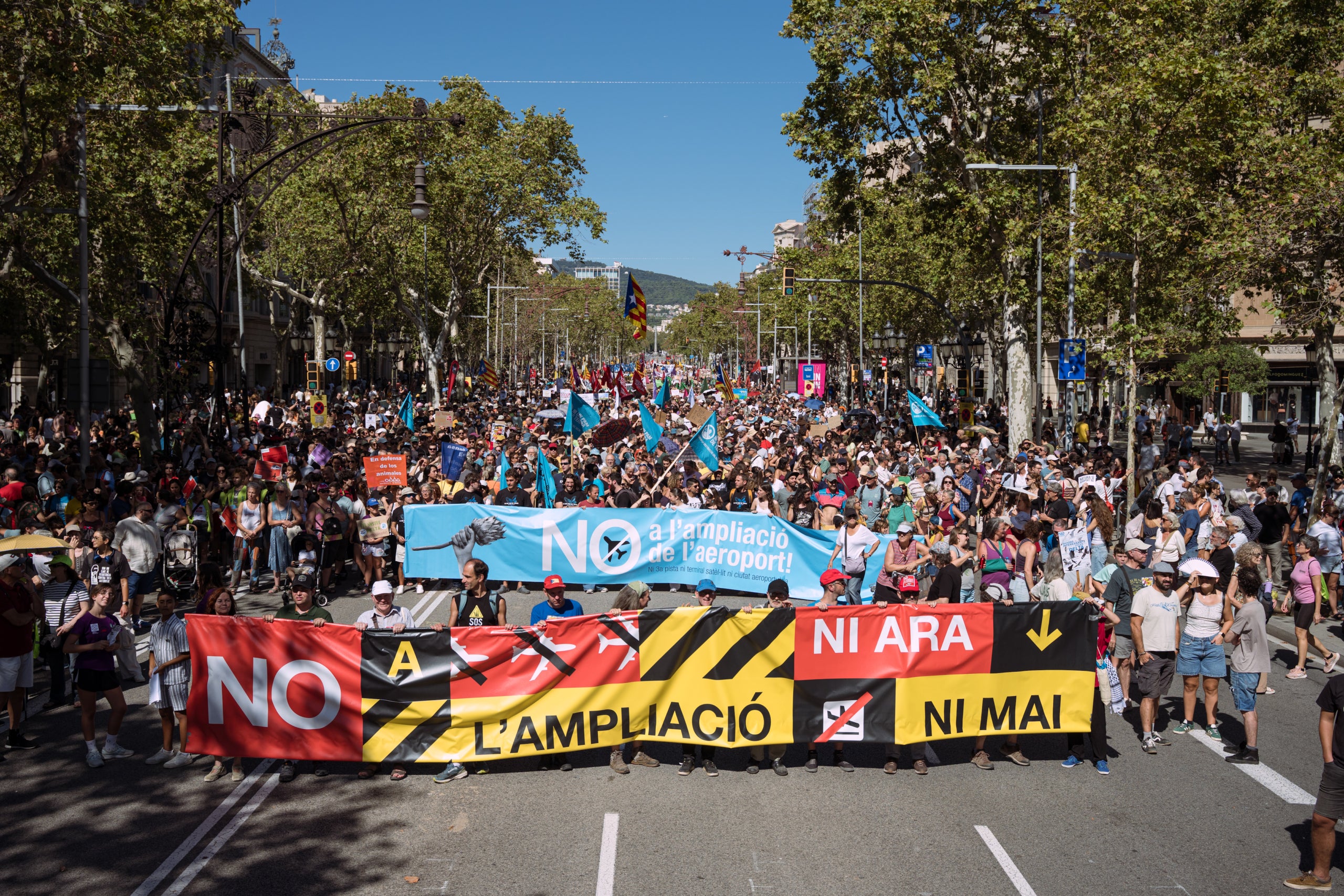 Imatge de la manifestació contra l'ampliació de l'aeroport al centre de Barcelona, diumenge 20 de setembre del 2026. Autor: ACN/ Marc Font