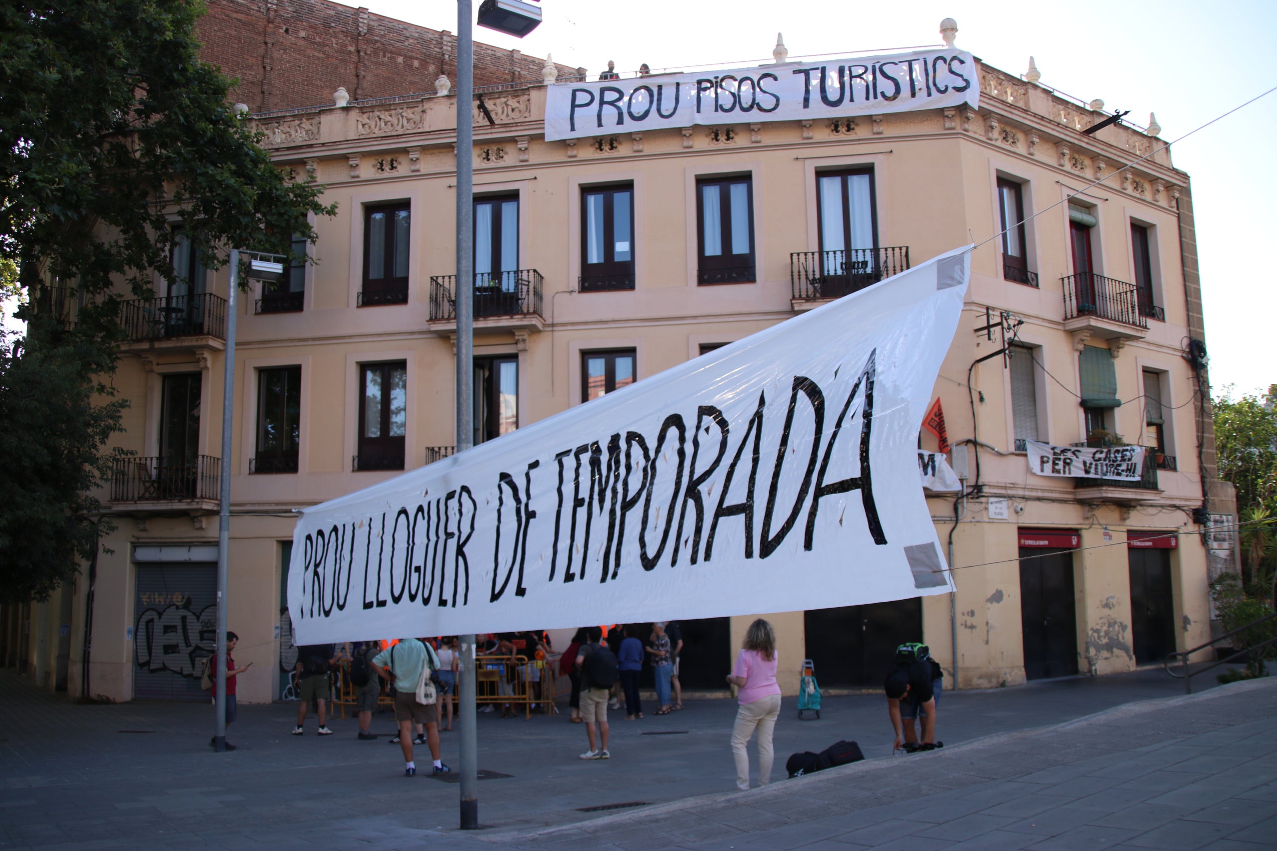 Pancartes que denuncien la situació d'un bloc desnonat on hi ha pisos turístics a Barcelona Autor: ACN / Albert Hernàndez Ventós 