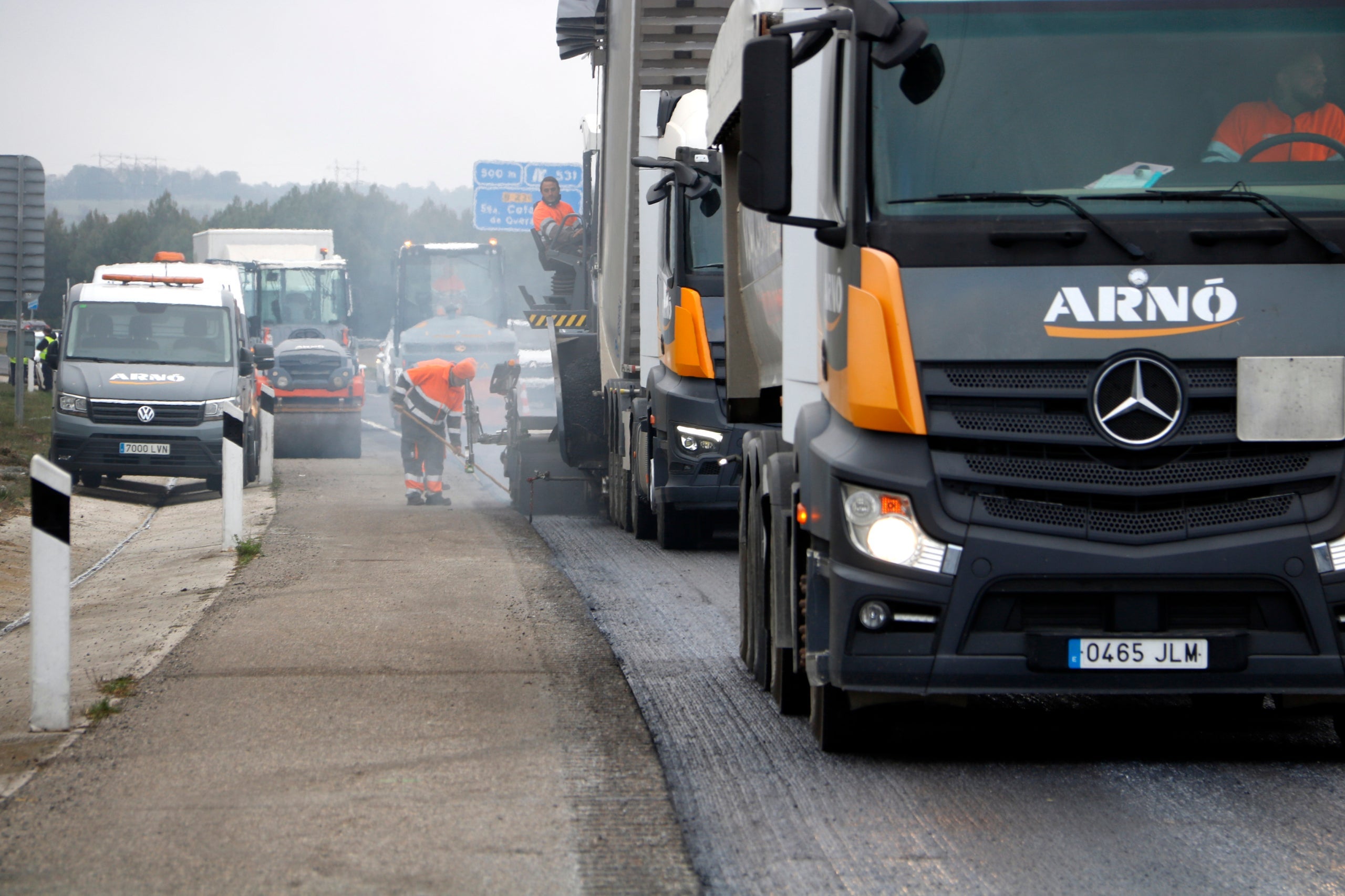 Una imatge d'una obra a l'A-2 com a mostra de la contractació d'obres de carreteres / ACN