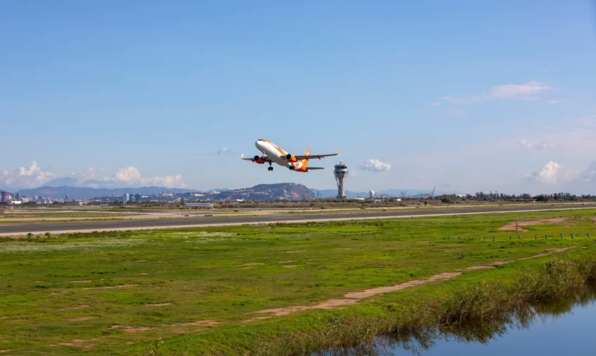 Un avió s'enlaira des de la tercera pista de l'aeroport del Prat / Aena