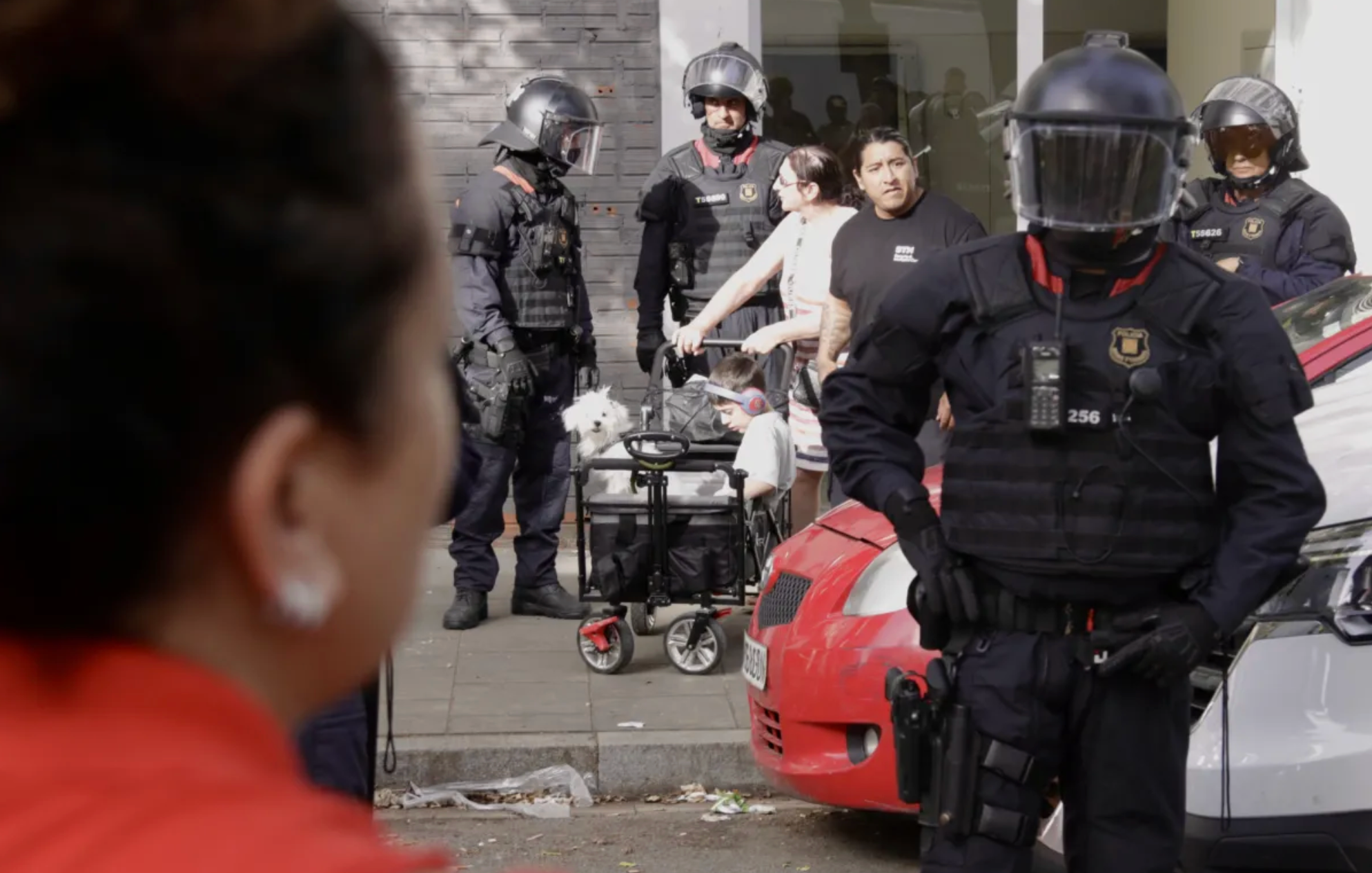 Veïns desallotjats als Blocs de la Mina. | Jordi Pujolar (ACN)
