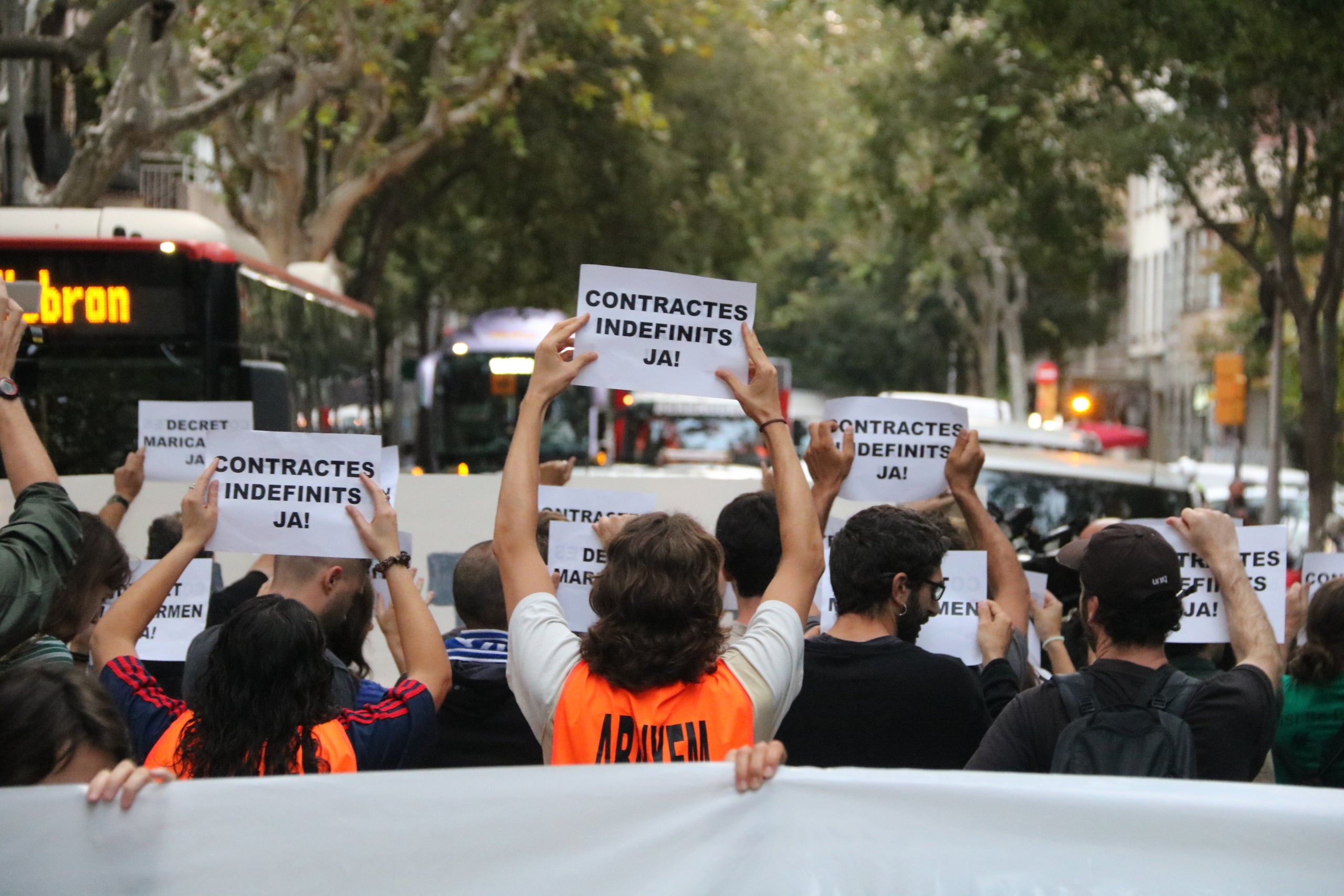 Manifestantes llevan carteles por los alquileres indefinidos
Fecha de publicación: lunes 28 de septiembre del 2026, 08:34
Localización: Barcelona
Autor: Iñaki Martinez Azpiroz