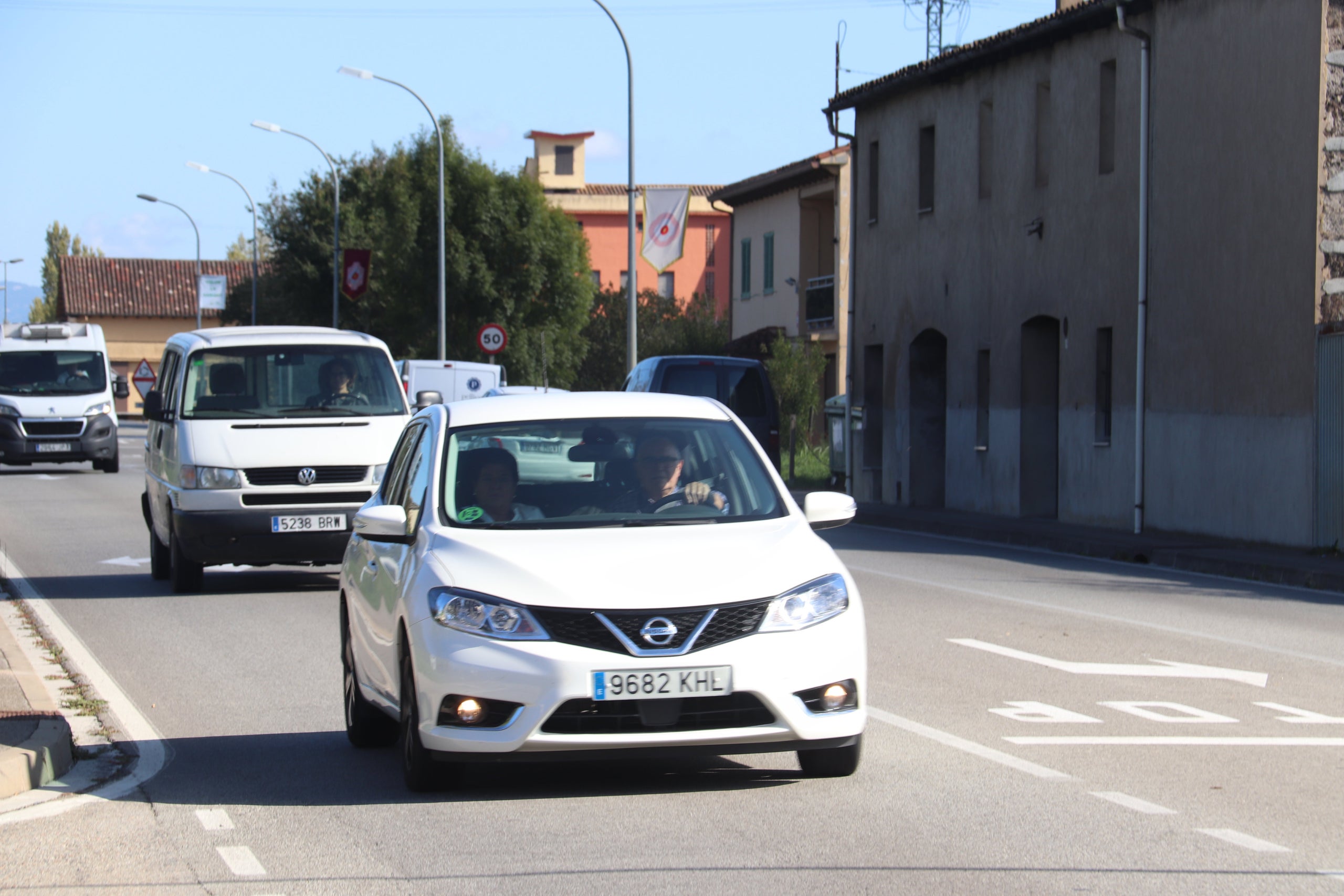 Plano abierto de dos coches circulando entre les Preses y Olot el 8 de octubre de 2021. (Horizontal)
