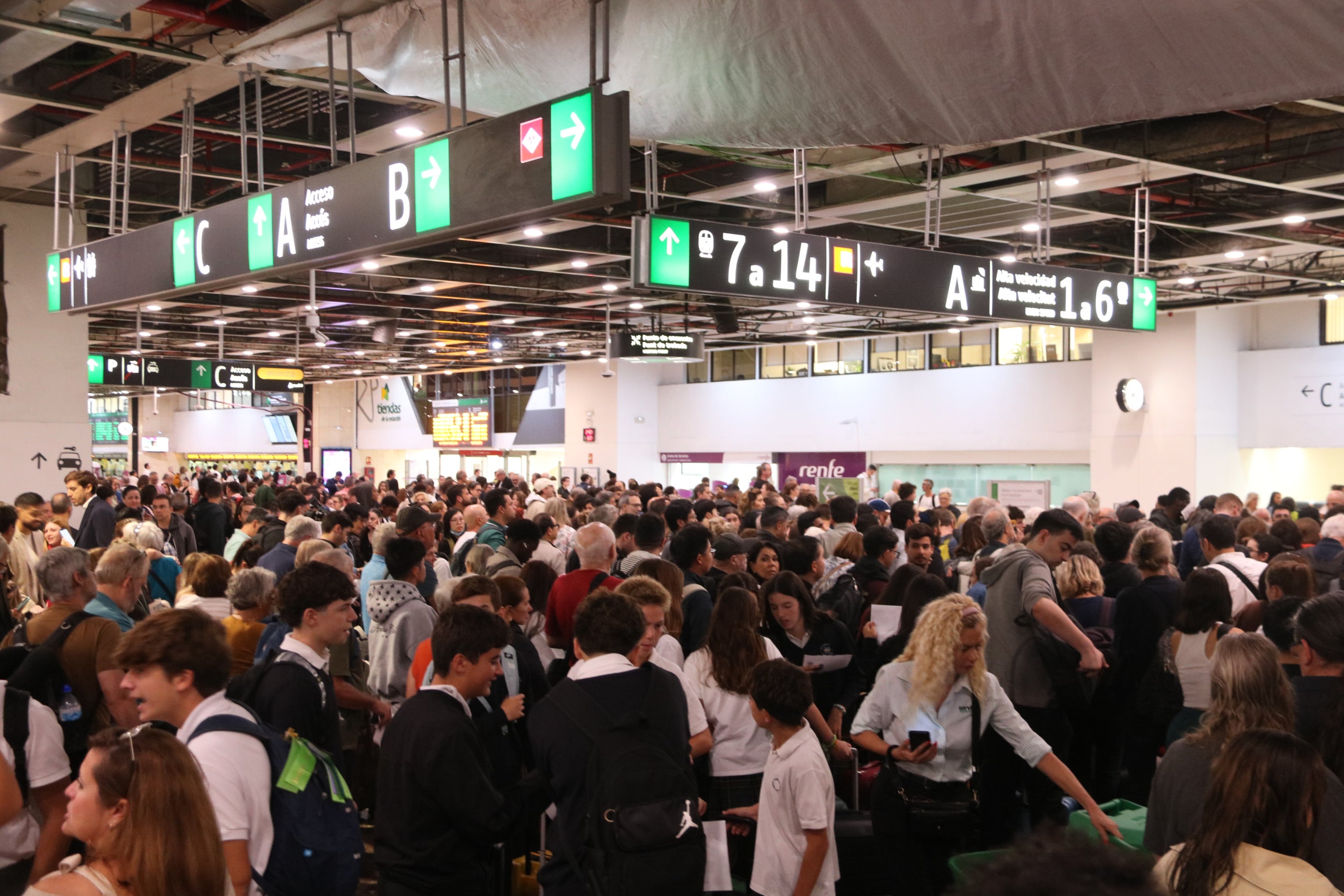 Persones a l'estació de Sants fora dels accessos als AVE Data de publicació: dimarts 13 d’octubre del 2026, 09:11 Localització: Barcelona Autor: Iñaki Martinez Azpiroz