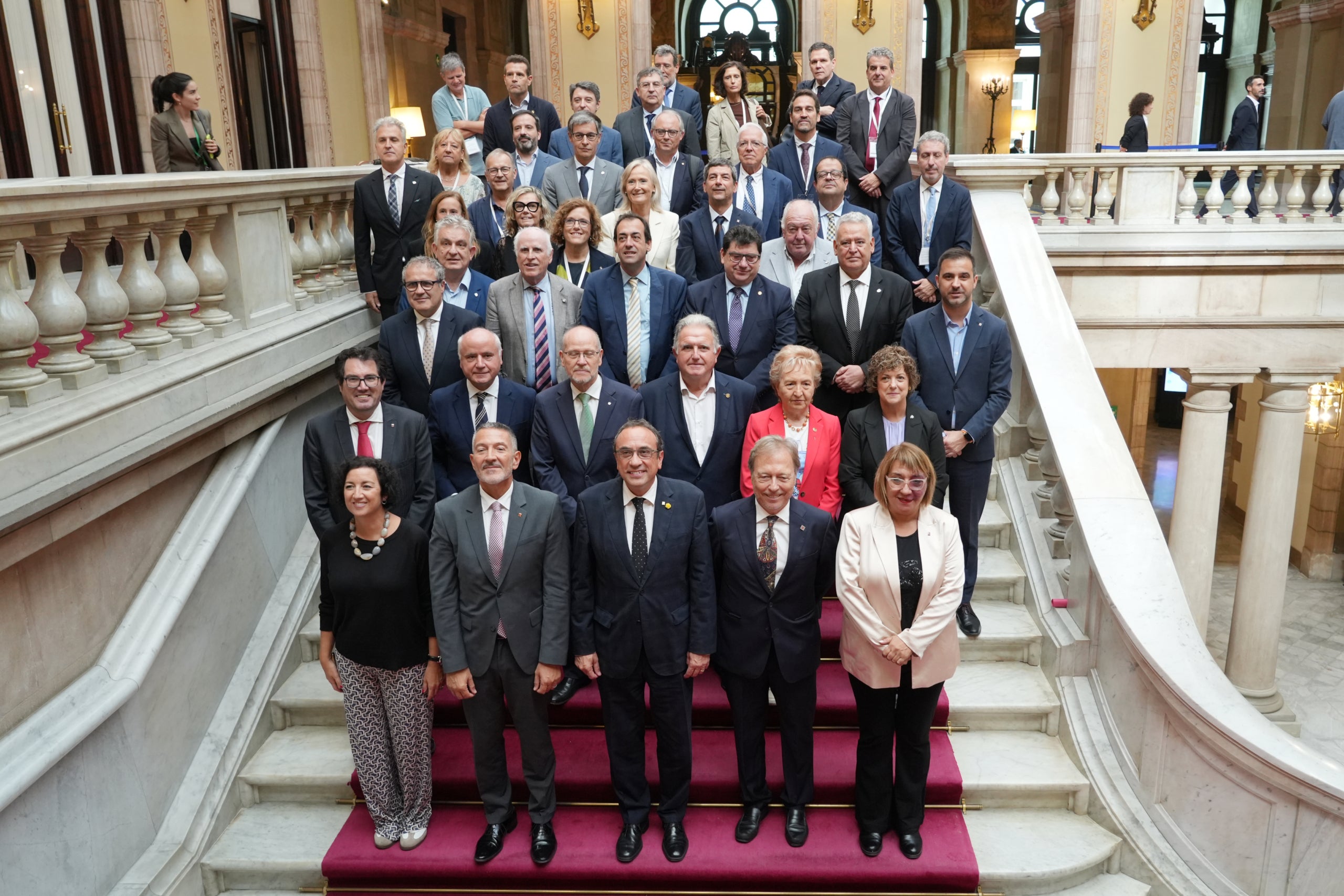 El presidente del Parlament, Josel Rull, acompañado de los consejeros Romero y Sàmper, preside la fotografía con los presidentes de las cámaras y representantes empresariales
Fecha de publicación: miércoles 07 de octubre del 2026, 12:30
Ubicación: Barcelona
Autor: Sara Soteras
