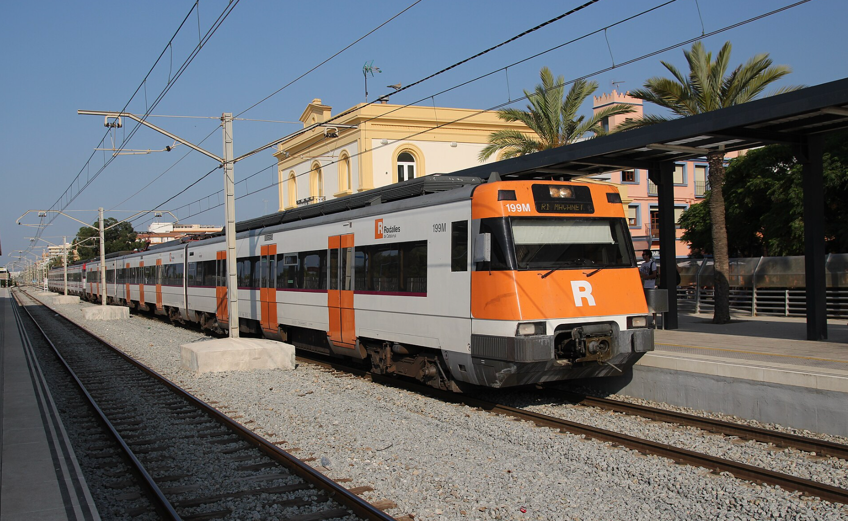 Un tren de la línia R1 de Rodalies, a punt de traspassar-se a la Generalitat