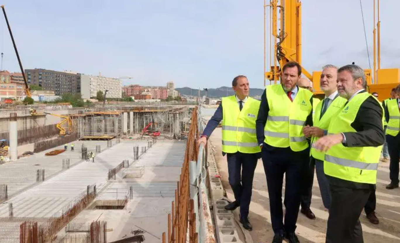El ministre Óscar Puente i l'alcalde Jaume Collboni amb altres autoritats en una visita a l'estació de la Sagrera, dijous 22 d’octubre del 2026. Autor: Cedida a l'ACN