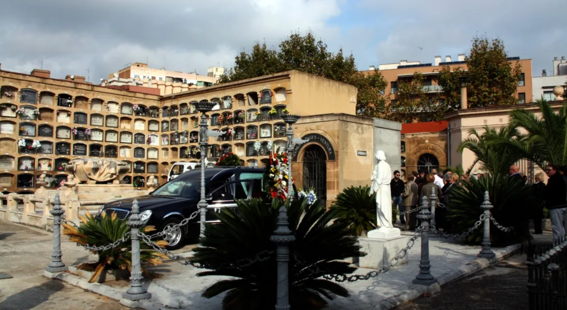 Un cotxe funerari en un sepeli al cementiri de Sant Andreu / ACN
