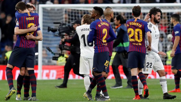 Els jugadors del Barça celebren el triomf al Bernabéu en el partit de Lliga.