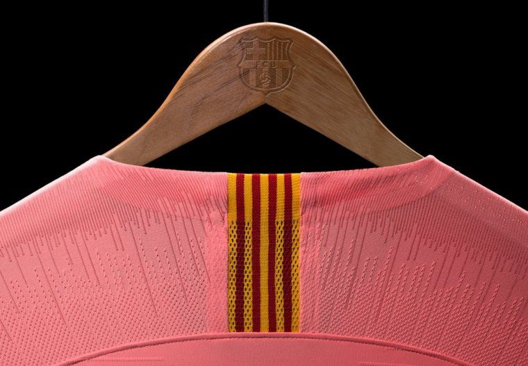 La tercera samarreta del Barça homenatja la ciutat de Barcelona.