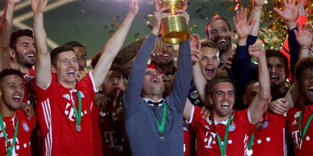 Pep Guardiola aixecant un títol durant la seva etapa al Bayern de Munic | FC Bayern