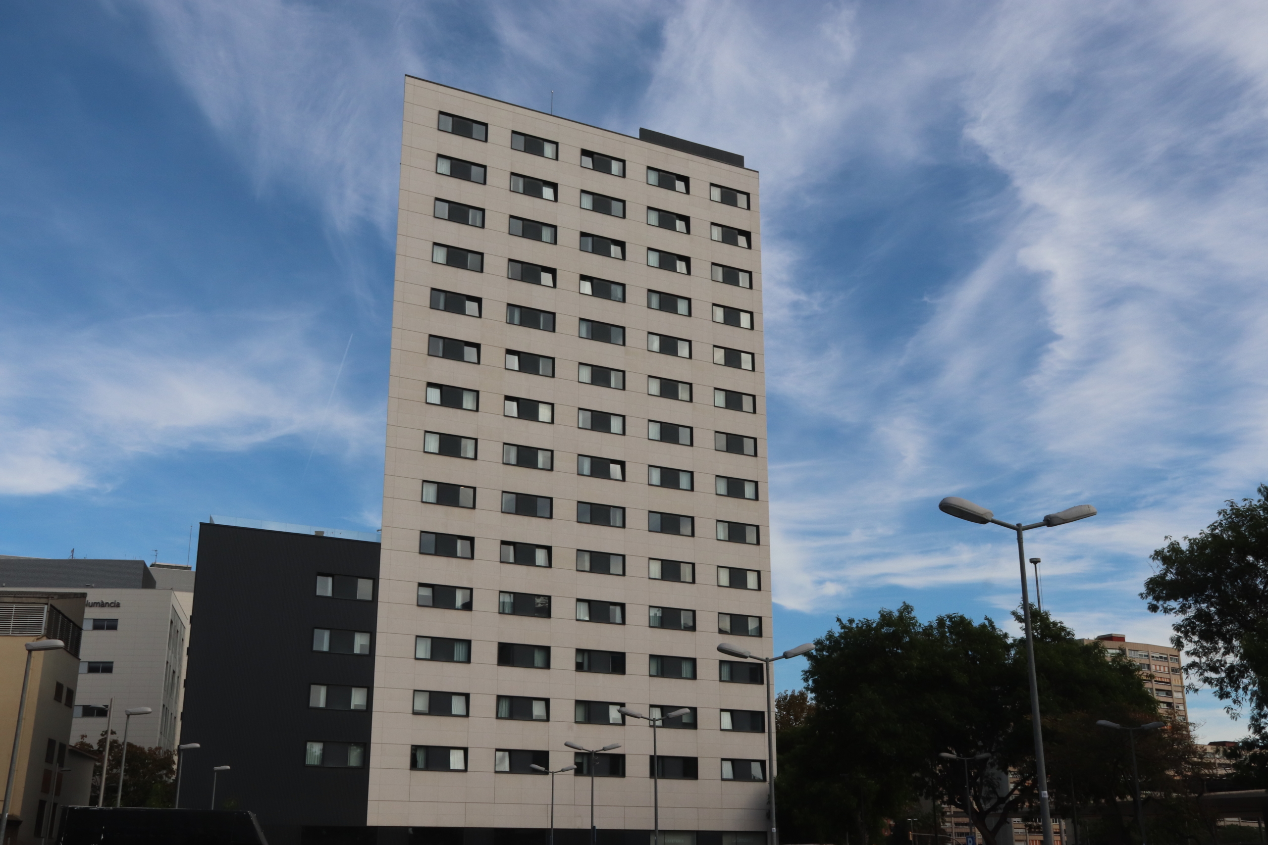 Un edifici d'habitatges al barri de Sants, a Barcelona / ACN