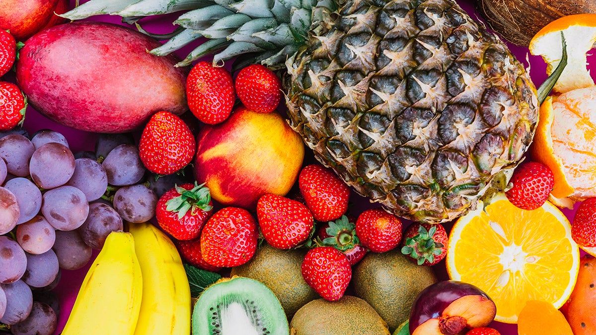 Esta práctica habitual al comprar fruta puede poner en riesgo tu salud, según la OCU