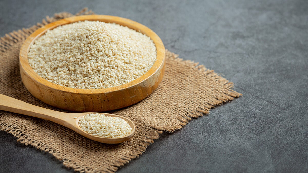 Així pots enfortir els ossos amb sèsam, la llavor rica en calci que gairebé ningú menja