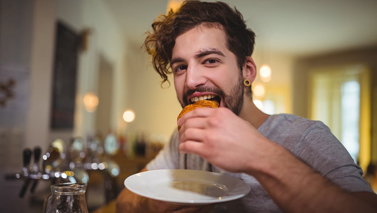 Menjar després de les 1500 alenteeix el metabolisme i altera el teu descans, segons els experts