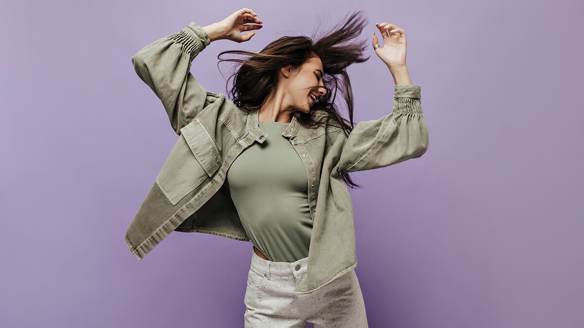 Bailar solo en casa dice más sobre tu estado emocional de lo que piensas, según la psicología