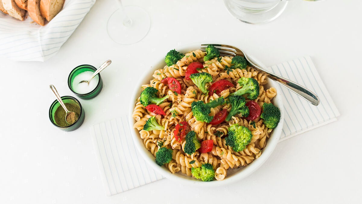 Els experts expliquen com fer de l’amanida de pasta un plat sa i saciant