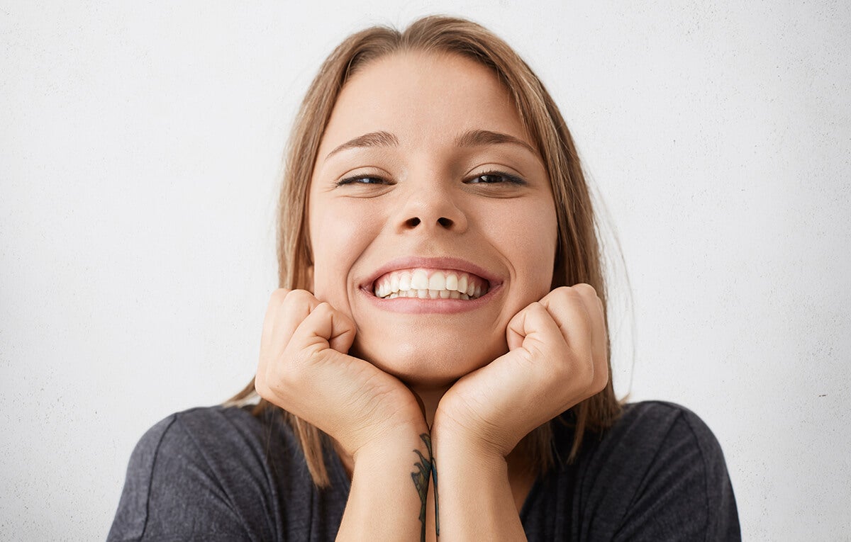 La bebida que arrasa con el sarro y devuelve la blancura natural a tus dientes

