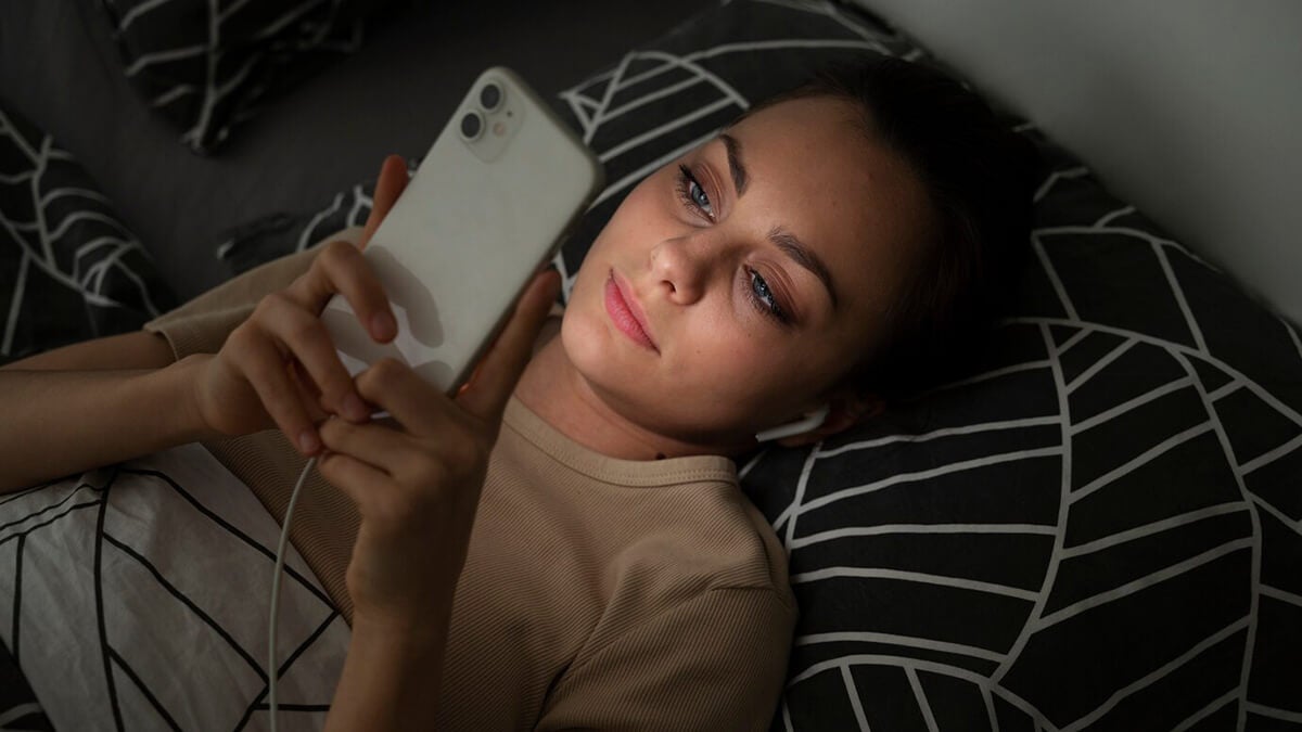 El vamping dispara ansiedad y fatiga entre los jóvenes, según expertos