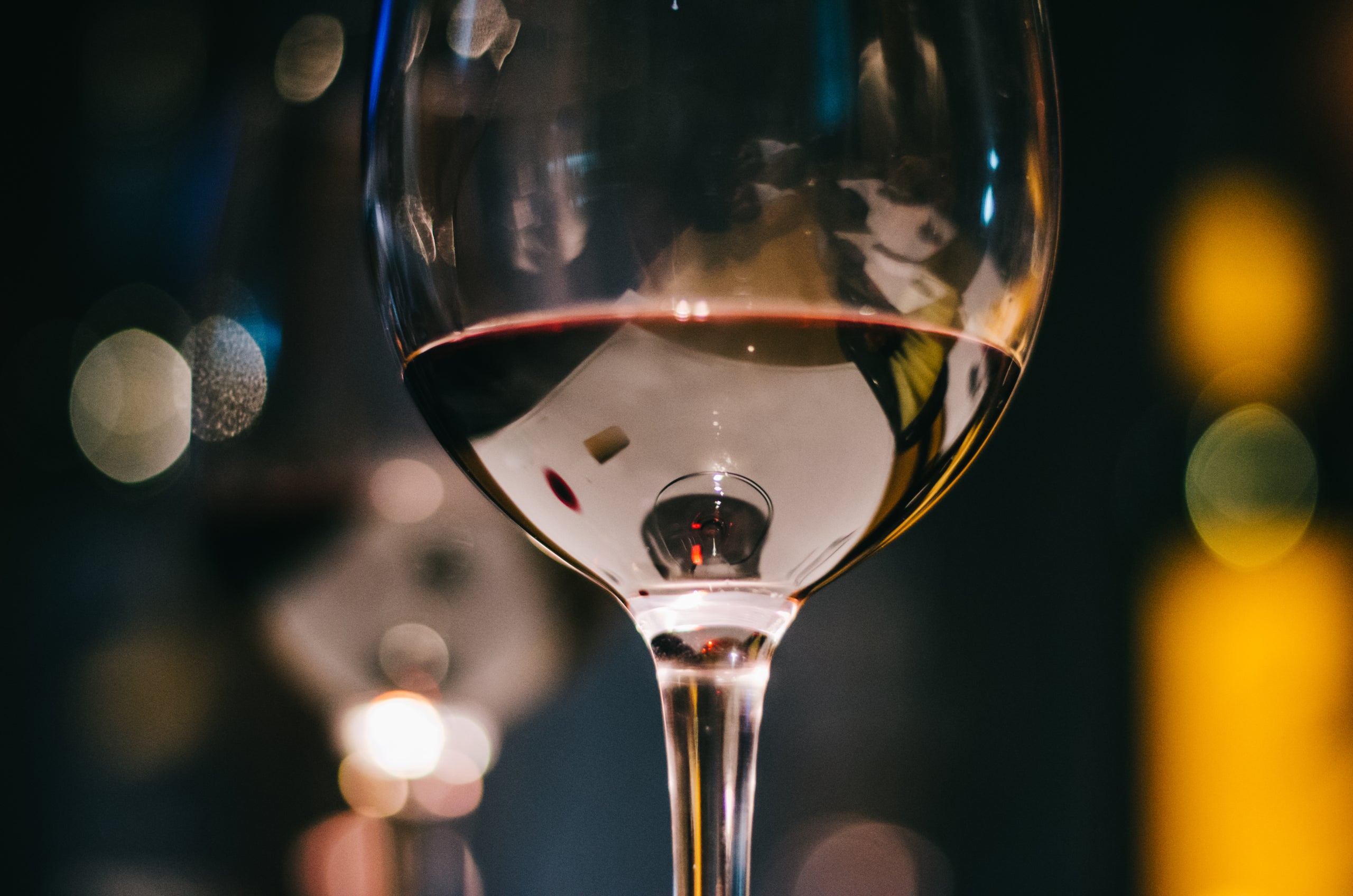 Oxford advierte: cualquier consumo de alcohol aumenta el riesgo de demencia